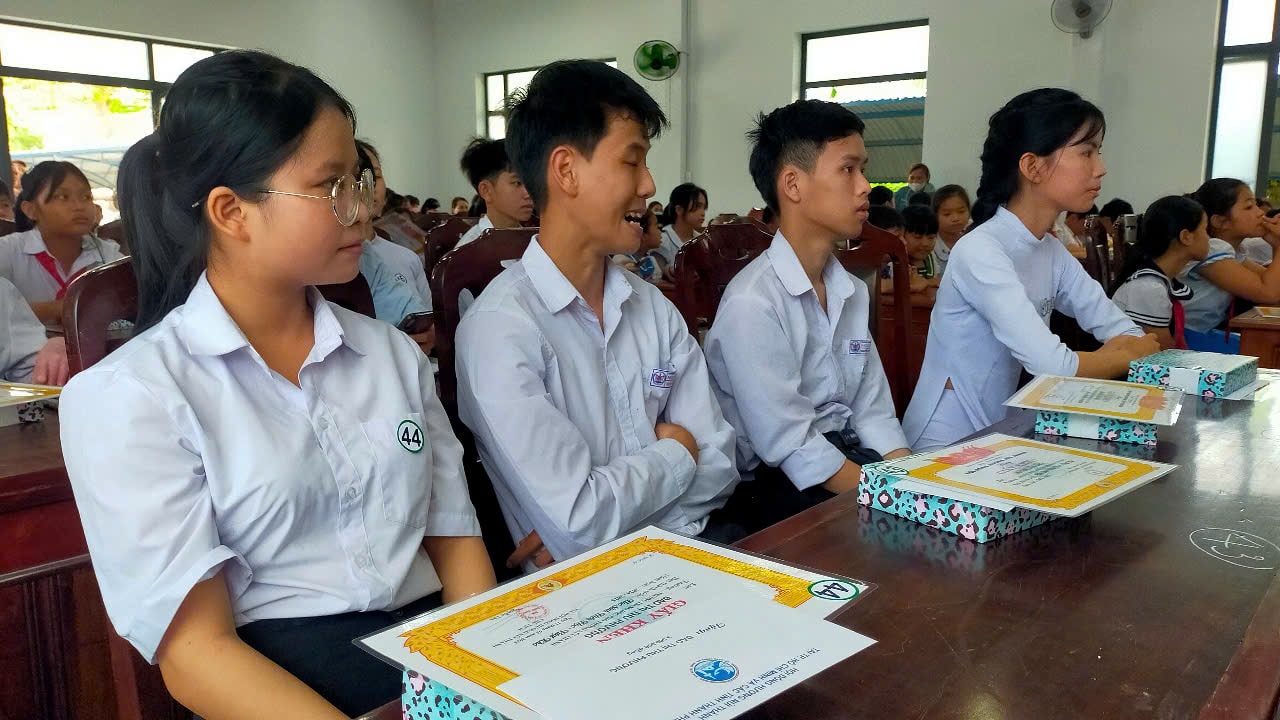 Các em học sinh được nhận học bổng - ảnh Lê Văn Huân