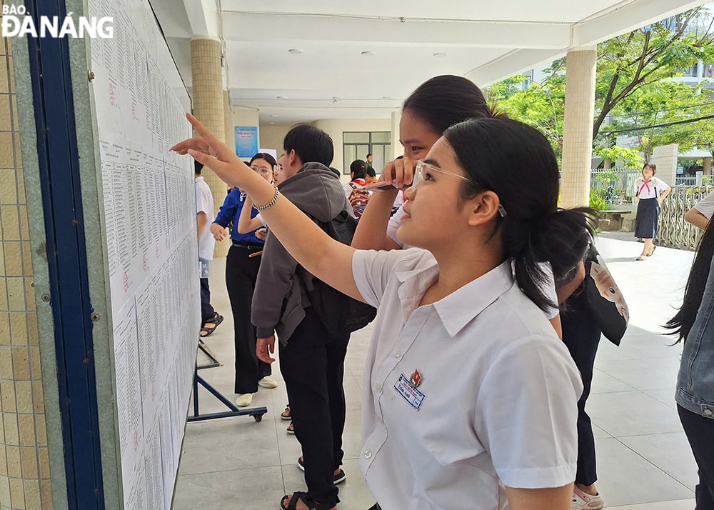 Thí sinh kiểm tra lại thông tin phòng thi. Ảnh: THU HÀ