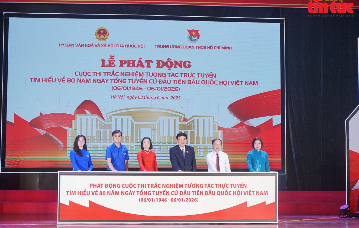 Các đại biểu bấm nút phát động cuộc thi.