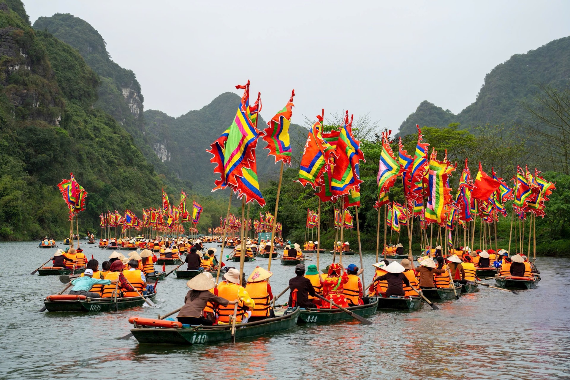thuyen-dua-khach-vao-danh-thang-trang-an-anh-mai-thanh-chuong.jpg