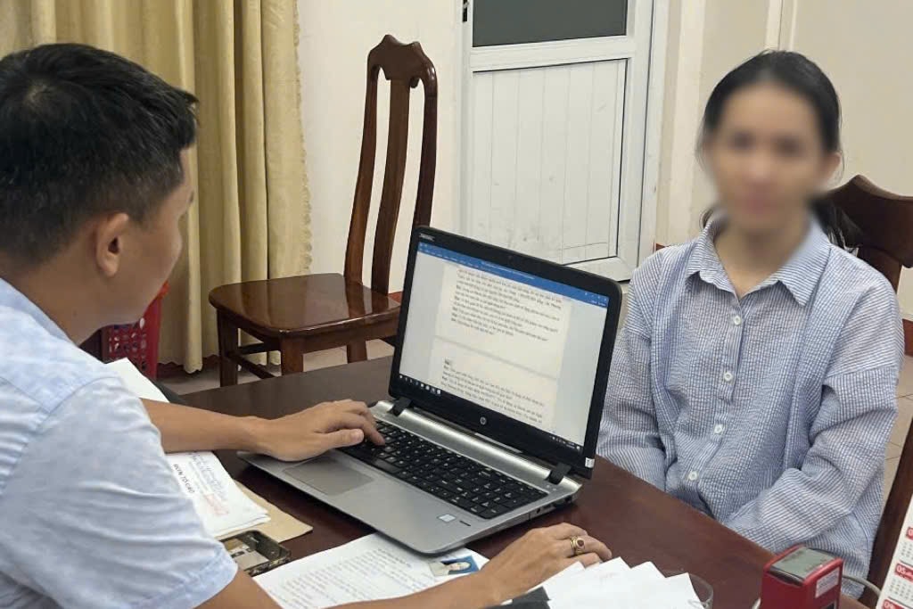 Đối tượng Phạm Thị Ngọc Nha đến cơ quan Công an để đầu thú. Ảnh XUÂN MAI