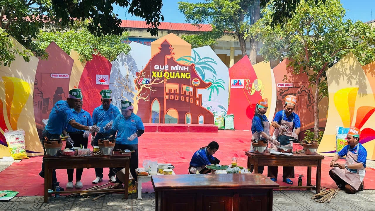 Bà con nông dân Tam Phú trổ tài đổ bánh xèo