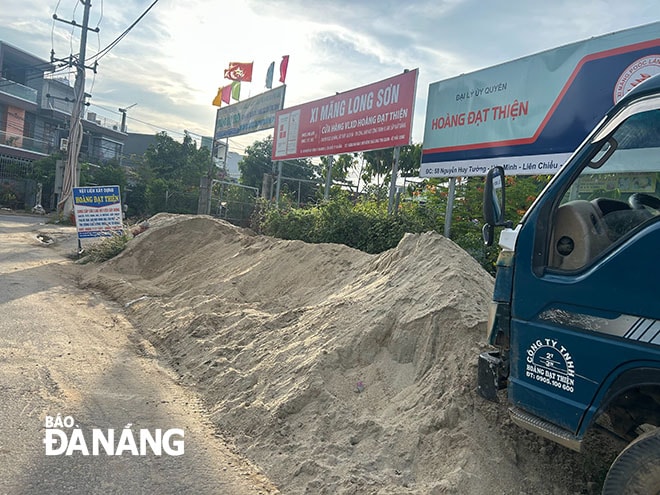 Người dân phản ánh một bãi cát để cát trên vỉa hè đường Hòa Nam 5, gây cản trở giao thông.  Ảnh: KHÁNH HUYỀN