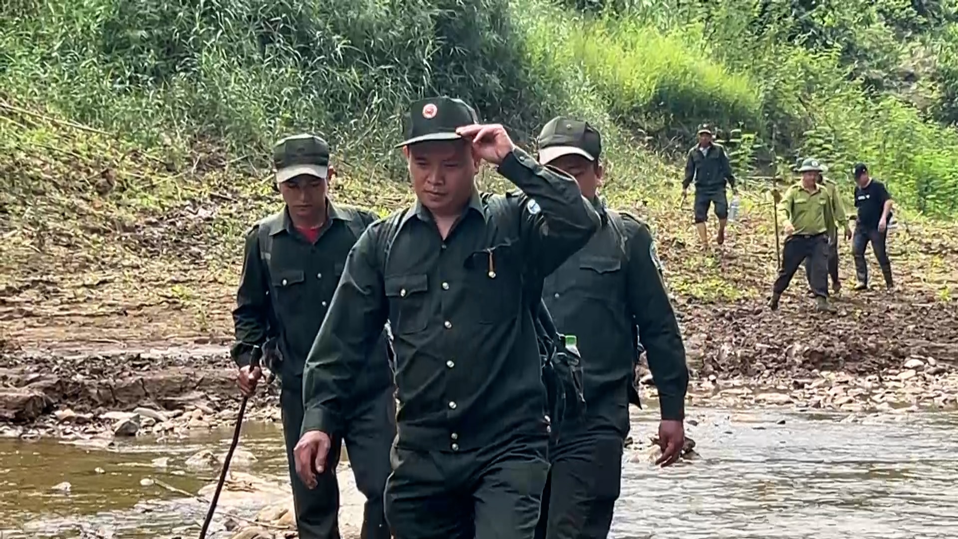 Nhân viên bảo vệ rừng chuyên trách BQL rừng phòng hộ Tây Giang