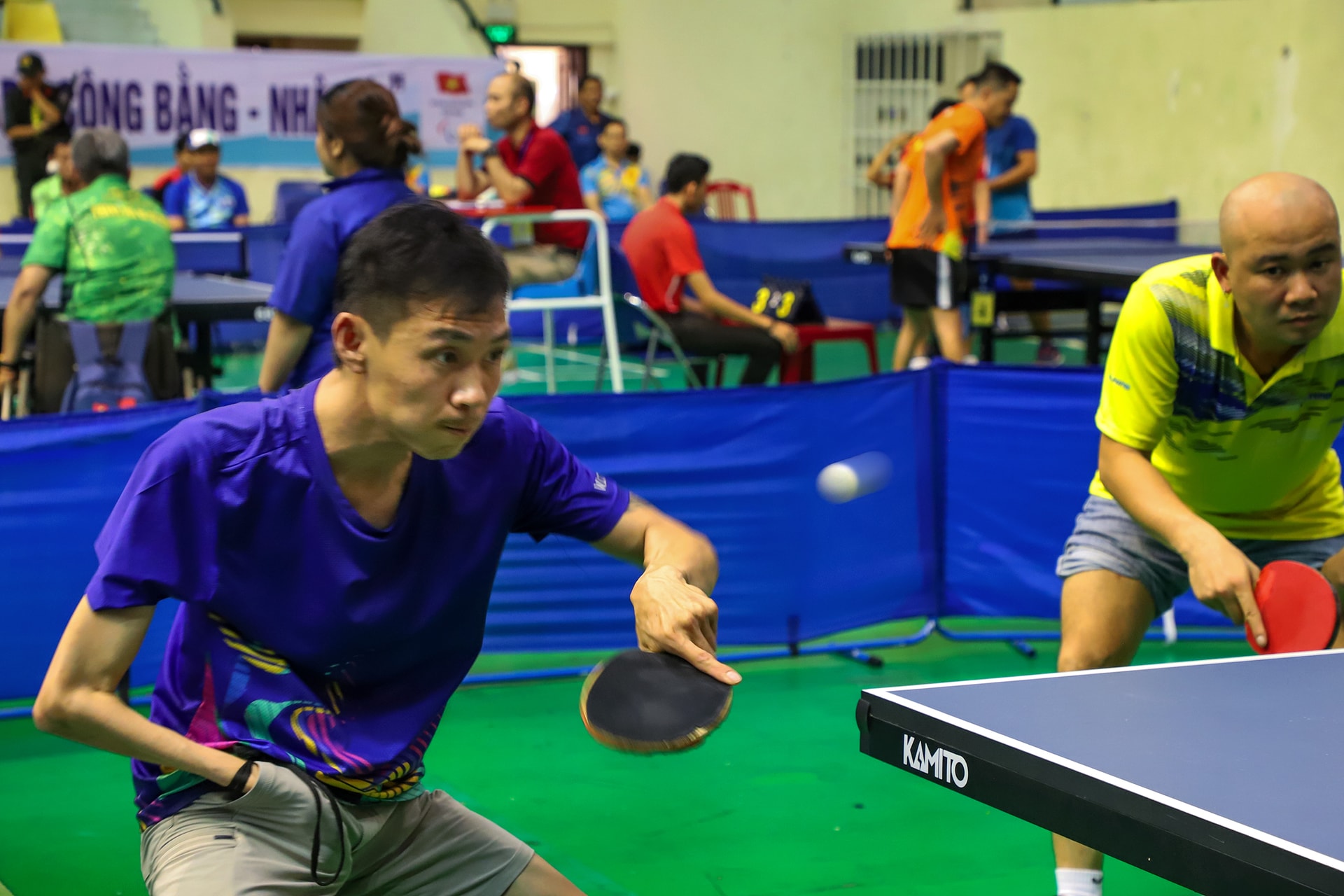 3. Dồn nội lực lên tay vợt