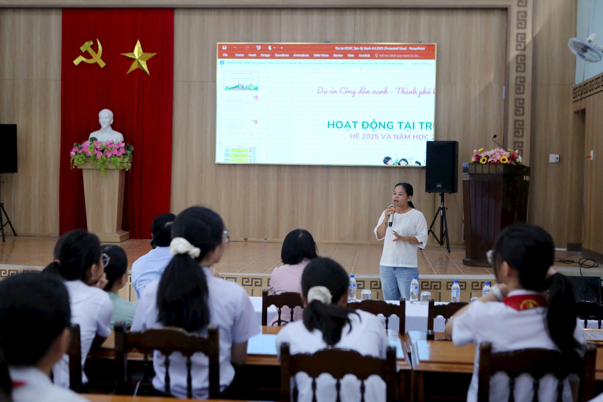 Bà Lê Trang - Đại diện Live & Learn chia sẻ thông tin về cuộc thi với học sinh THCS tại TP.Tam Kỳ. Ảnh: THÀNH CÔNG