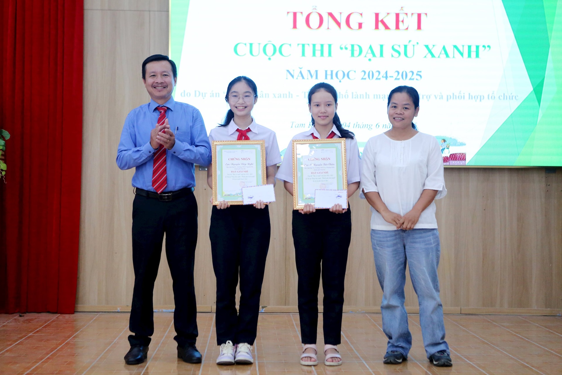 Cuộc thi đã tạo được hiệu ứng tích cực và sức lan tỏa về hành động vì môi trường trong học sinh. Ảnh: Trao giải cho hai đại diện đạt giải Nhì cuộc thi. Ảnh: THÀNH CÔNG