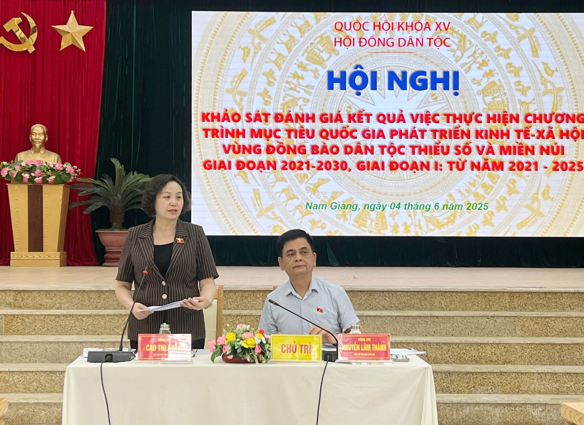 Bà Cao Thị Xuân - Phó Chủ tịch Hội đồng Dân tộc Quốc hội, phó đoàn công tác phát biểu tại buổi làm việc. Ảnh: TẤN SỸ