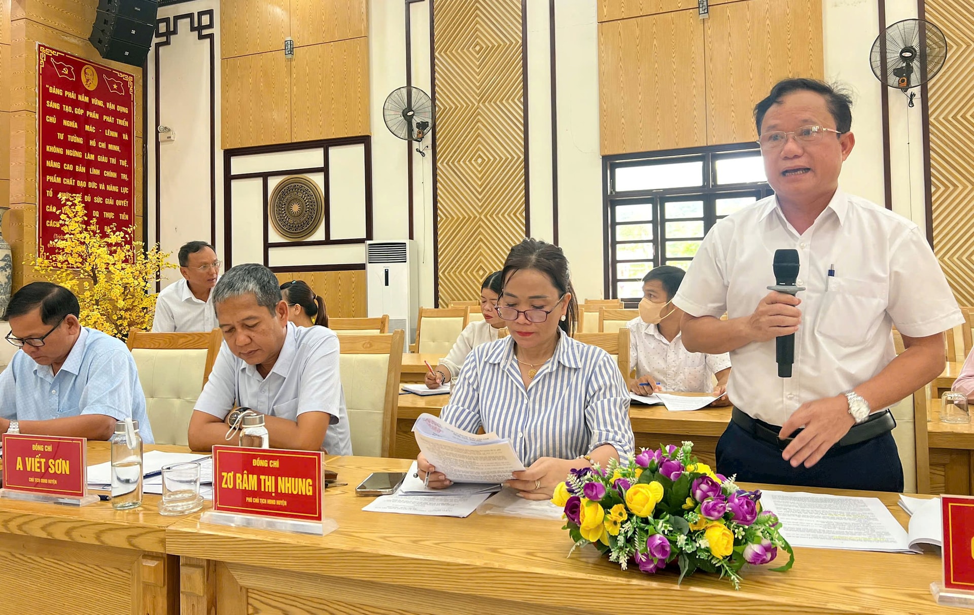 Ông Châu Văn Ngọ - Phó Chủ tịch UBND huyện Nam Giang, báo cáo làm rõ về kết quả thực hiện chương trình Mục tiêu quốc gia vùng DTTS và miền núi giai đoạn 2021-2025. Ảnh: TẤN SỸ