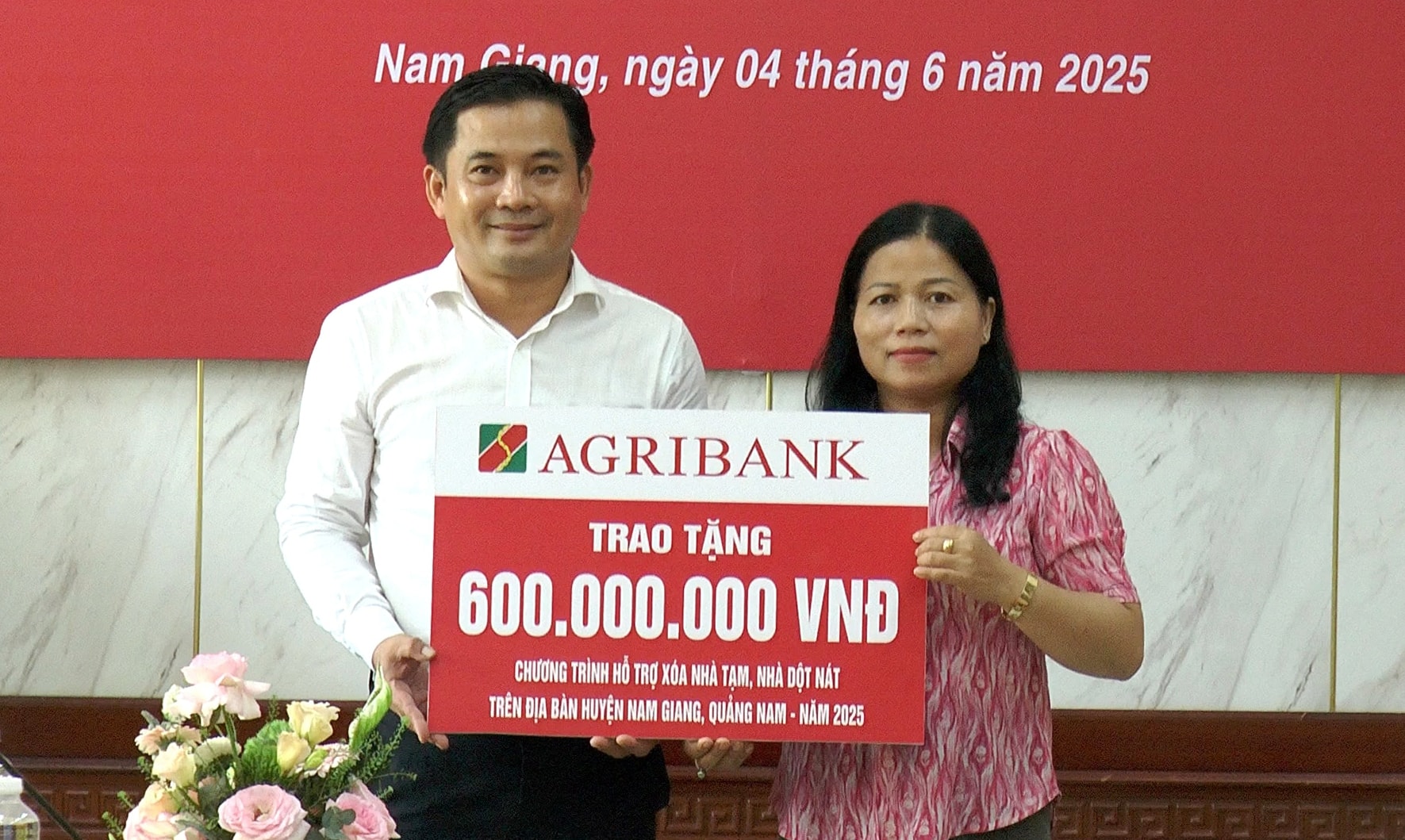agribank-nam-giang-trao-ho-tro-xoa-nha-tam(1).jpg