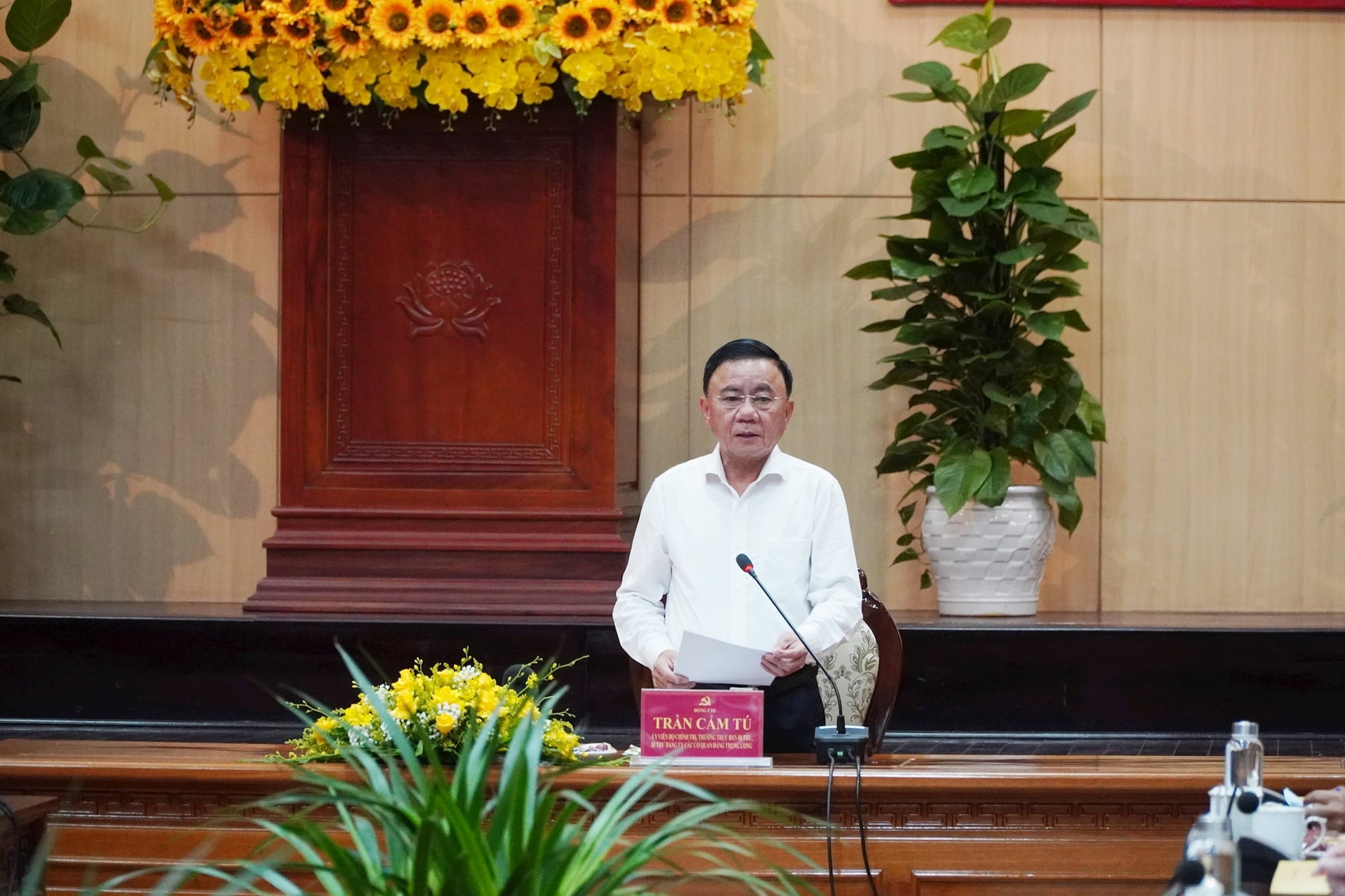 anh lam viec 1