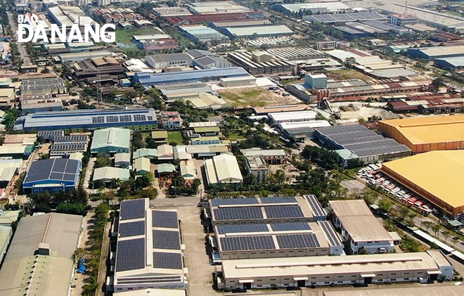 Nhiều hệ thống điện mặt trời mái nhà được lắp đặt và đưa vào vận hành tại Khu Công nghiệp Hòa Khánh. Ảnh: HOÀNG HIỆP