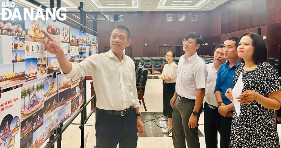 Giám đốc Sở Xây dựng Nguyễn Hà Nam (bên trái) trao đổi chuyên môn về các tác phẩm tham dự cuộc thi