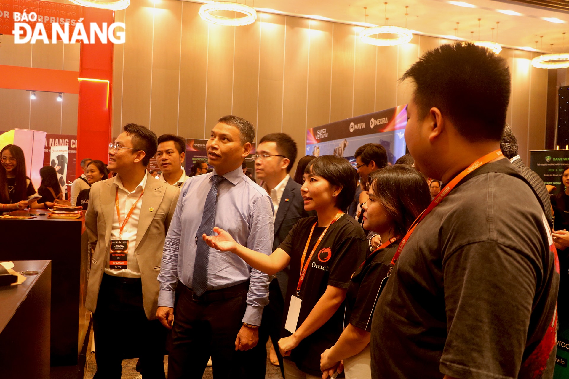 Phó Chủ tịch Thường trực UBND thành phố Hồ Kỳ Minh tham quan triển lãm trong khuôn khổ sự kiện Super Vietnam 2025. Ảnh: V.HOÀNG - M.QUẾ