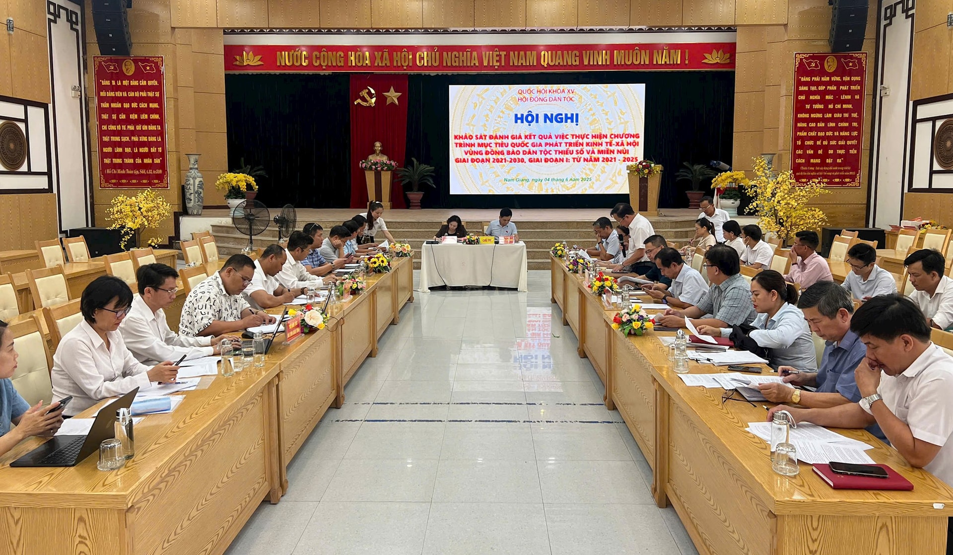 Quang cảnh buổi làm việc. Ảnh: TẤN SỸ