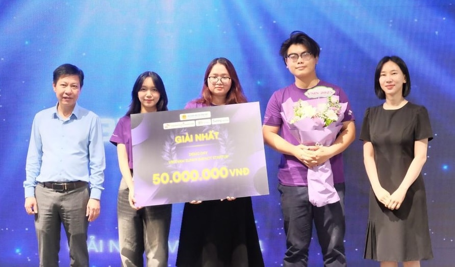 The vegetable ink project group - BINKS of Danang University students received the first prize in the 2025 Vietnam Student Accelerator Program for Social Impact Startups (VSIS). Photo: Danang University