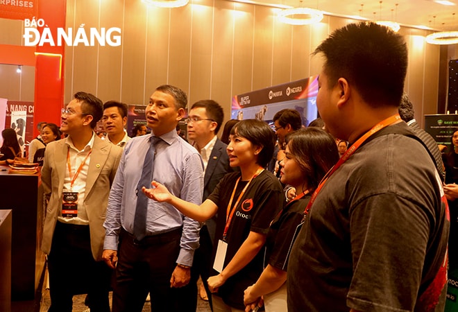 Phó Chủ tịch Thường trực UBND thành phố Hồ Kỳ Minh (thứ 2, bên trái qua) tham quan triển lãm trong khuôn khổ sự kiện Super Vietnam 2025. Ảnh: M.QUẾ