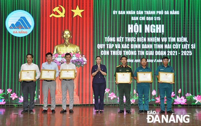 Phó Chủ tịch UBND thành phố Nguyễn Thị Anh Thi (giữa) trao bằng khen cho các tập thể có thành tích trong việc thực hiện nhiệm vụ tìm kiếm, quy tập và xác định danh tính hài cốt liệt sĩ còn thiếu thông tin giai đoạn 2021-2025. Ảnh: LÊ HÙNG