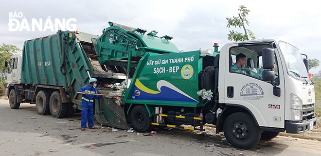 Công ty CP Môi trường đô thị Đà Nẵng vừa đầu tư nhiều xe ép rác loại nhỏ thế hệ mới, vừa cải tiến các phương tiện cũ và quy trình sản xuất nhằm tăng cường cơ giới hóa thu gom rác.  Ảnh: HOÀNG HIỆP