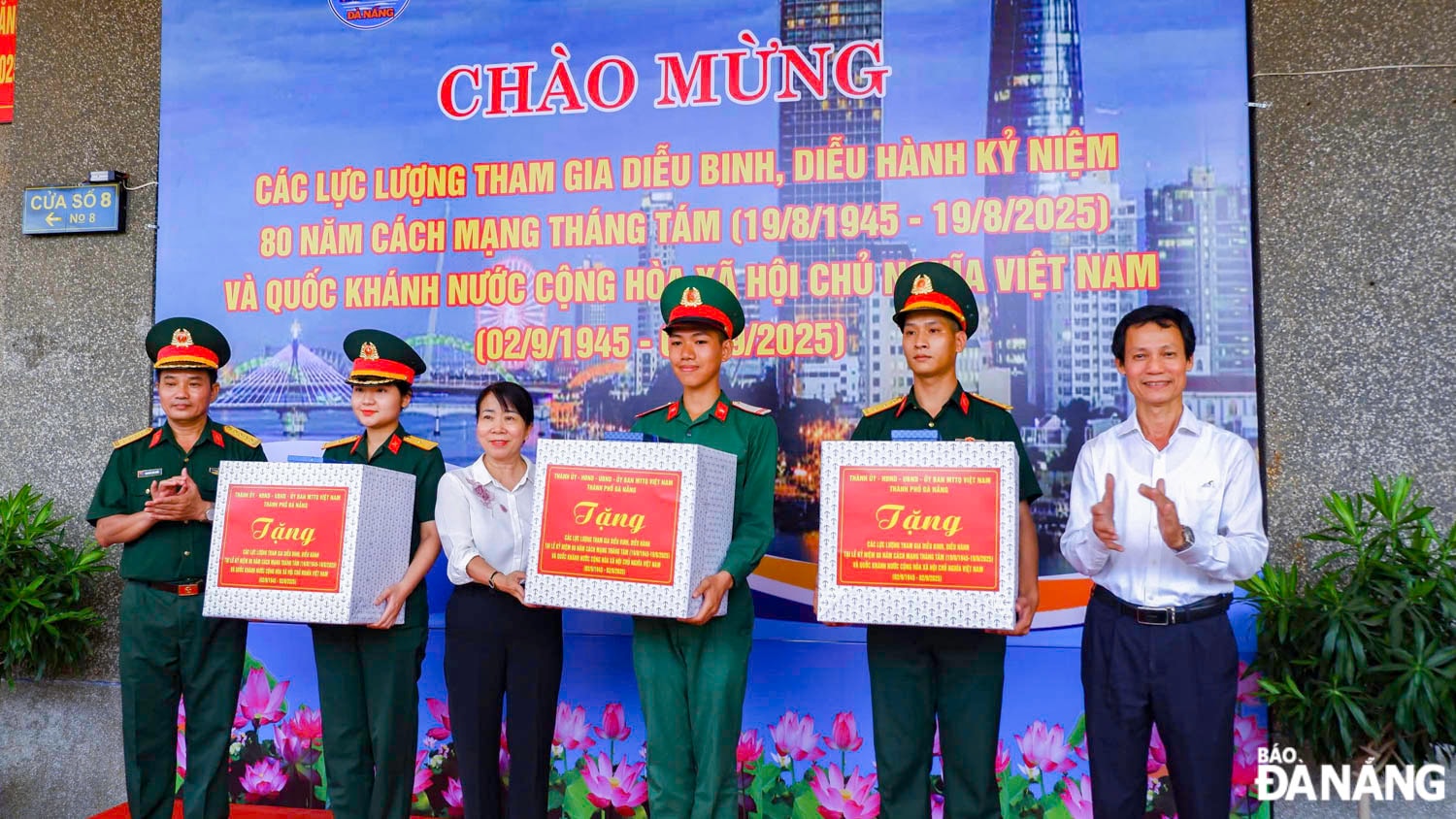 Phó trưởng ban Tuyên giáo và Dân vận Thành ủy Lê Văn Minh (bên phải, ngoài cùng) trao quà trao hoa và quà lưu niệm cho các chiến sĩ.