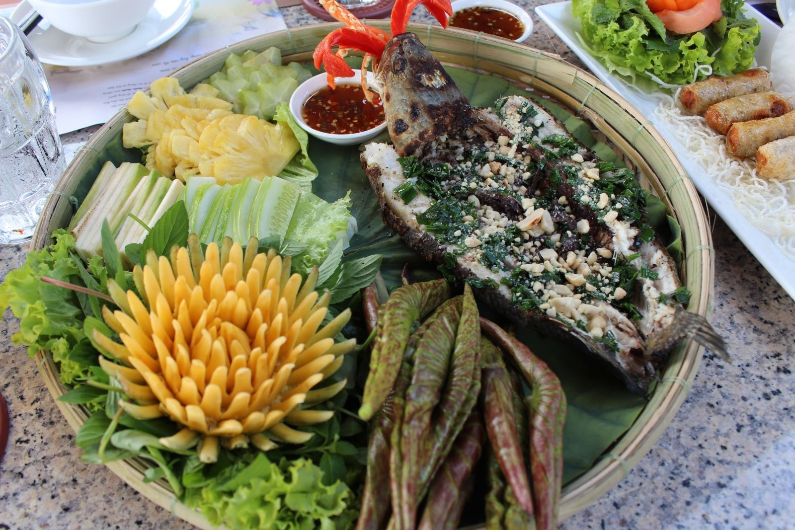 cá lóc nướng trui lá sen non
