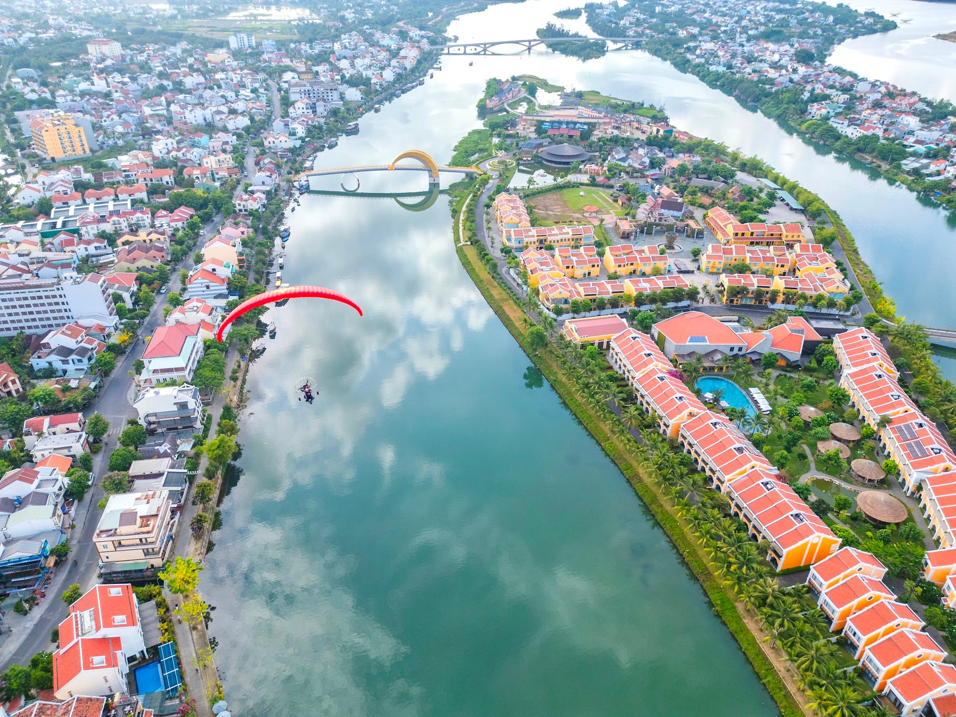Dù lượn bay qua sông Hoài và khu vực Đảo Ký ức Hội An. Ảnh: TẤN CHÂU
