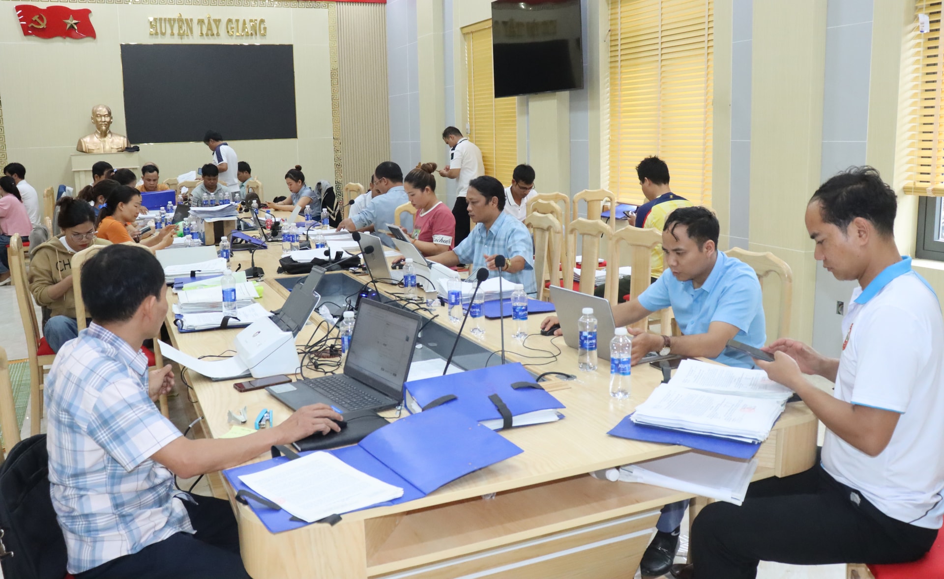 Huyện Tây Giang đã phân công thành viên và trưng dụng cán bộ, công chức, viên chức các cơ quan, đơn vị thực hiện số hóa hồ sơ, tài liệu lưu trữ.