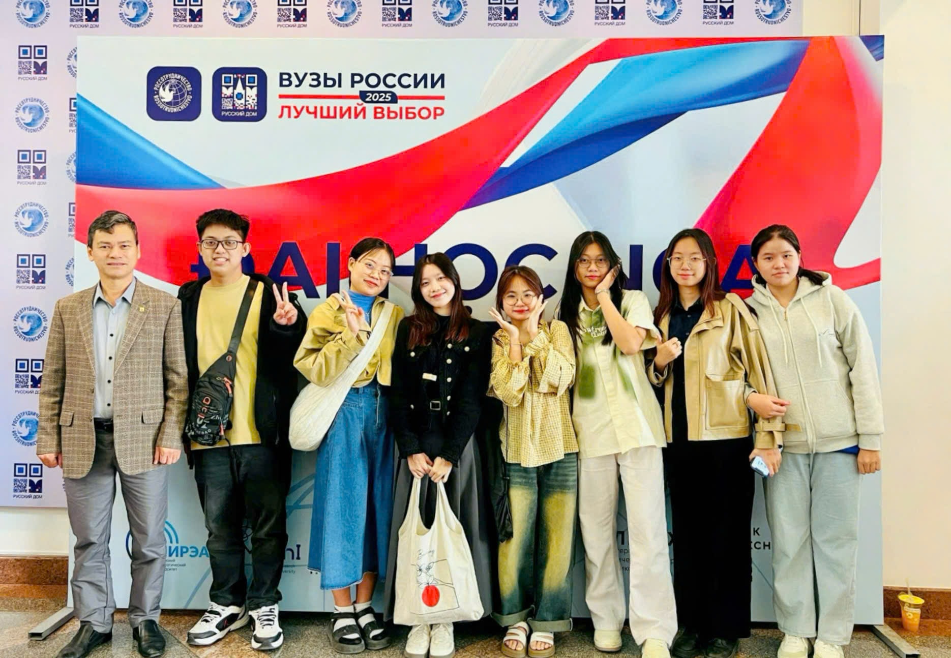 Students of University of Foreign Languages - UD won first prize in the 2025 National Russian Language Olympic. Photo: UD