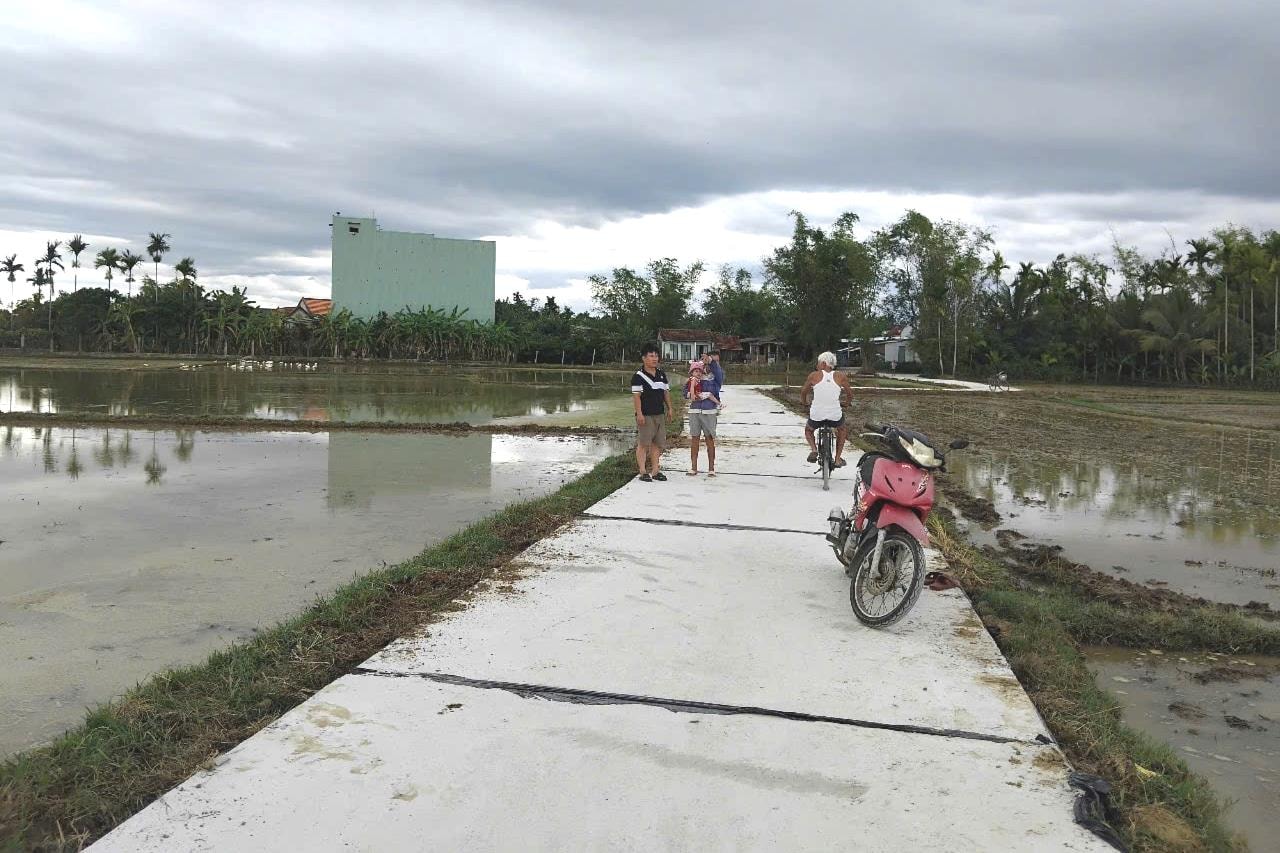 Bê tông giao thông nội đồng giúp nông dân sản xuất thuận lợi hơn. Ảnh: GIANG BIÊN