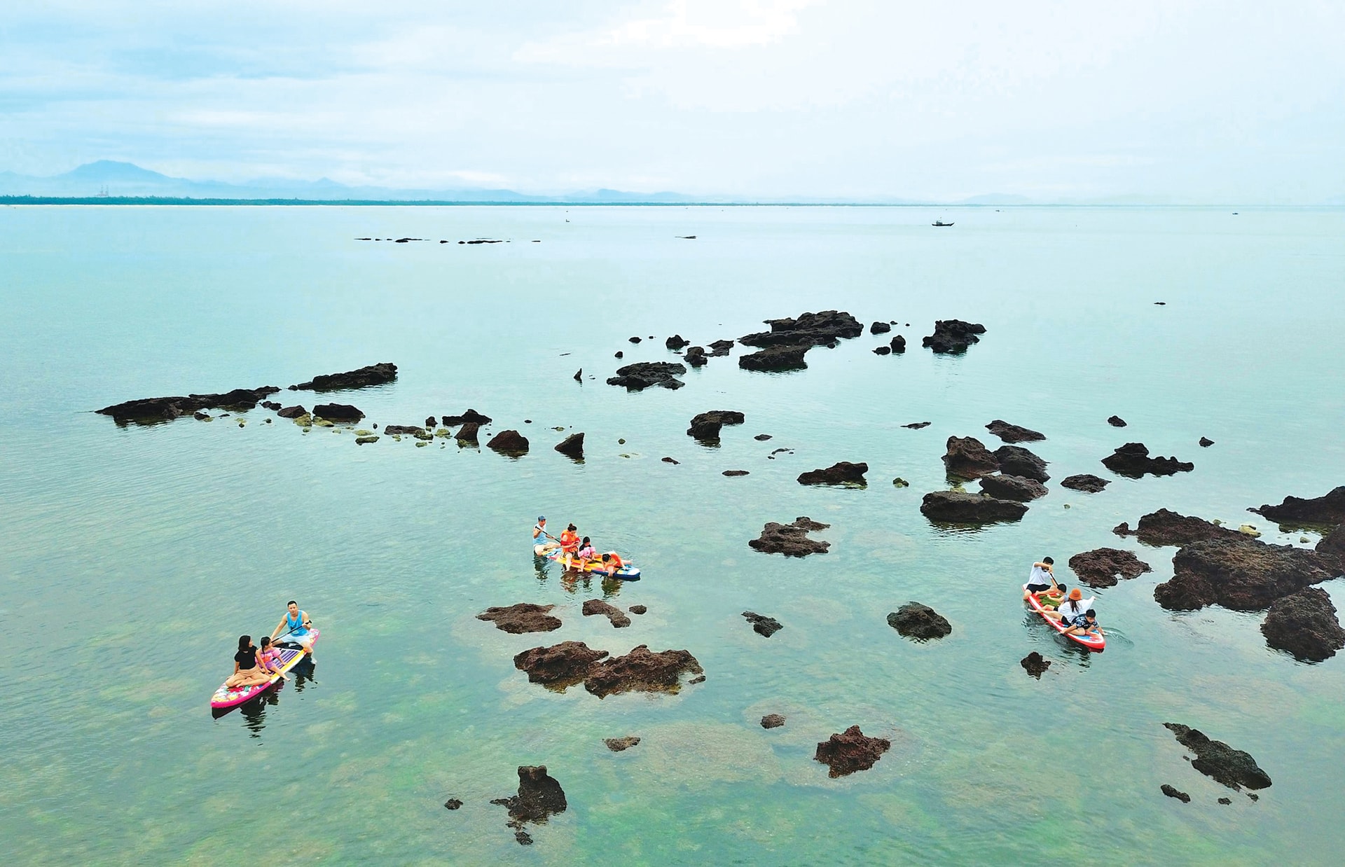 Vui thích cùng thuyền SUP trên rạn Bàn Than. Ảnh: N.Đ.L