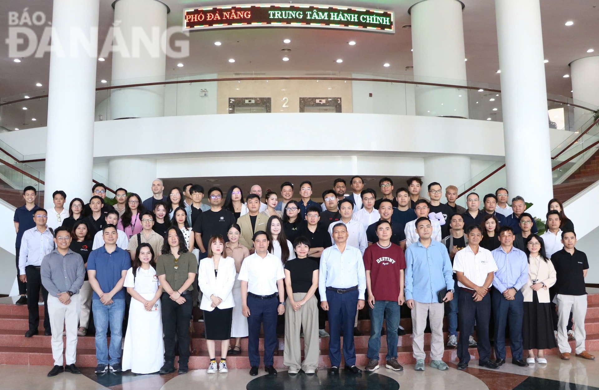 Lãnh đạo thành phố cùng đoàn chuyên gia, doanh nghiệp công nghệ tham gia buổi làm việc sáng 6-6. Ảnh: M.QUẾ