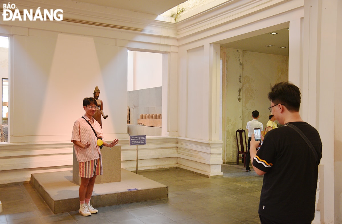 Du khách check-in với phiên bản Tượng Bồ tát Tara - bảo vật quốc gia đang lưu giữ tại Bảo tàng Điêu khắc Chăm Đà Nẵng.