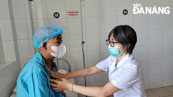 Bác sĩ Bệnh viện Đà Nẵng thăm khám cho bệnh nhân đa u tủy xương. 