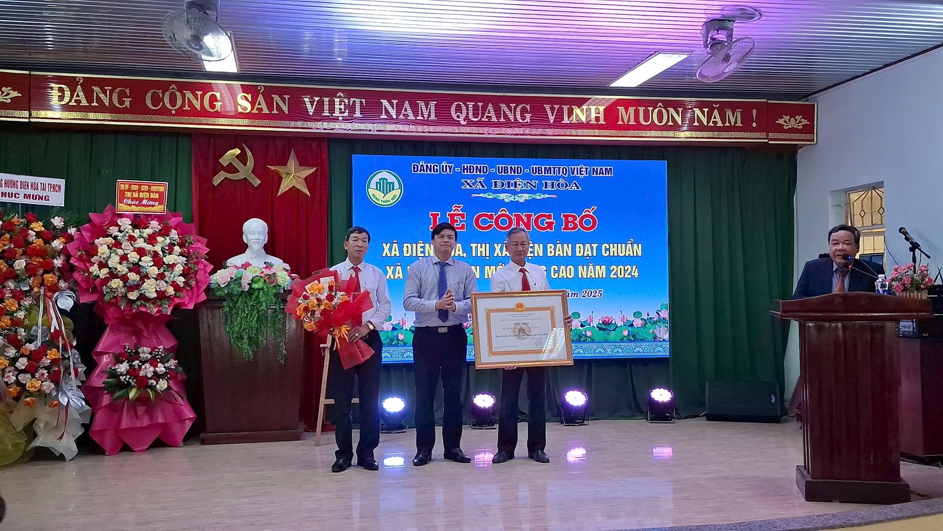 Chủ tịch UBND thị xã Điện Bàn Nguyễn Minh Hiếu trao bằng công nhận cho lãnh đạo xã Điện Hoà