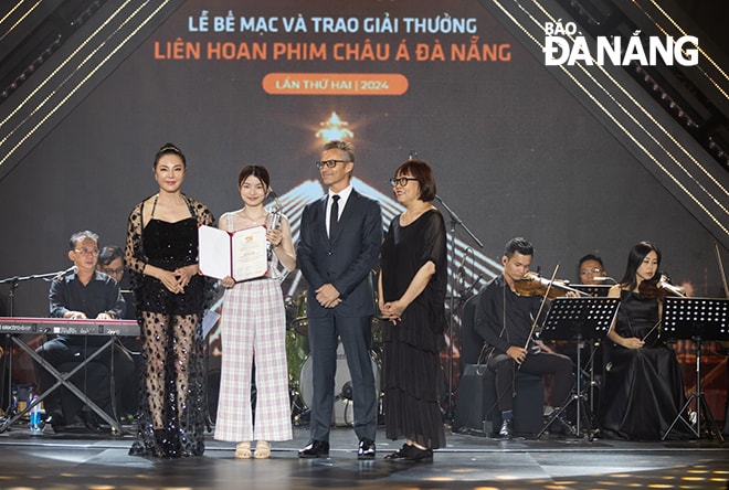 Trao giải tại Liên hoan phim Châu Á Đà Nẵng lần thứ hai (DANAFF II). Ảnh: P.V
