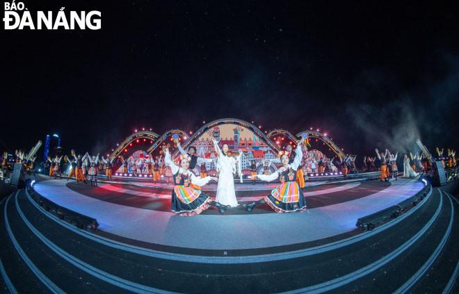 Điệu dân ca Ba Lan do Nghệ sĩ Violino Trịnh Minh Hiền cùng Vũ đoàn Trưng Vương, Vũ đoàn MTE… mang đến sự đa dạng, hấp dẫn trong chương trình.