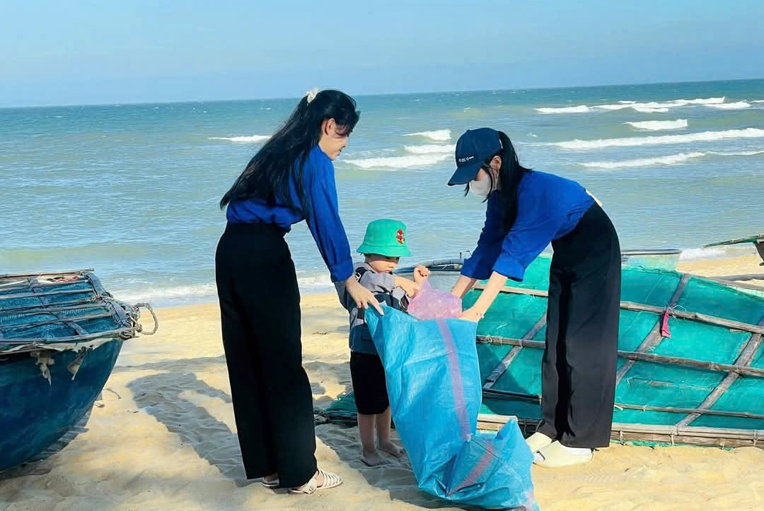 Lực lượng đoàn viên thanh niên xã Bình Minh (Thăng Bình) tham gia dọn vệ sinh bãi biển. Ảnh: GIANG BIÊN