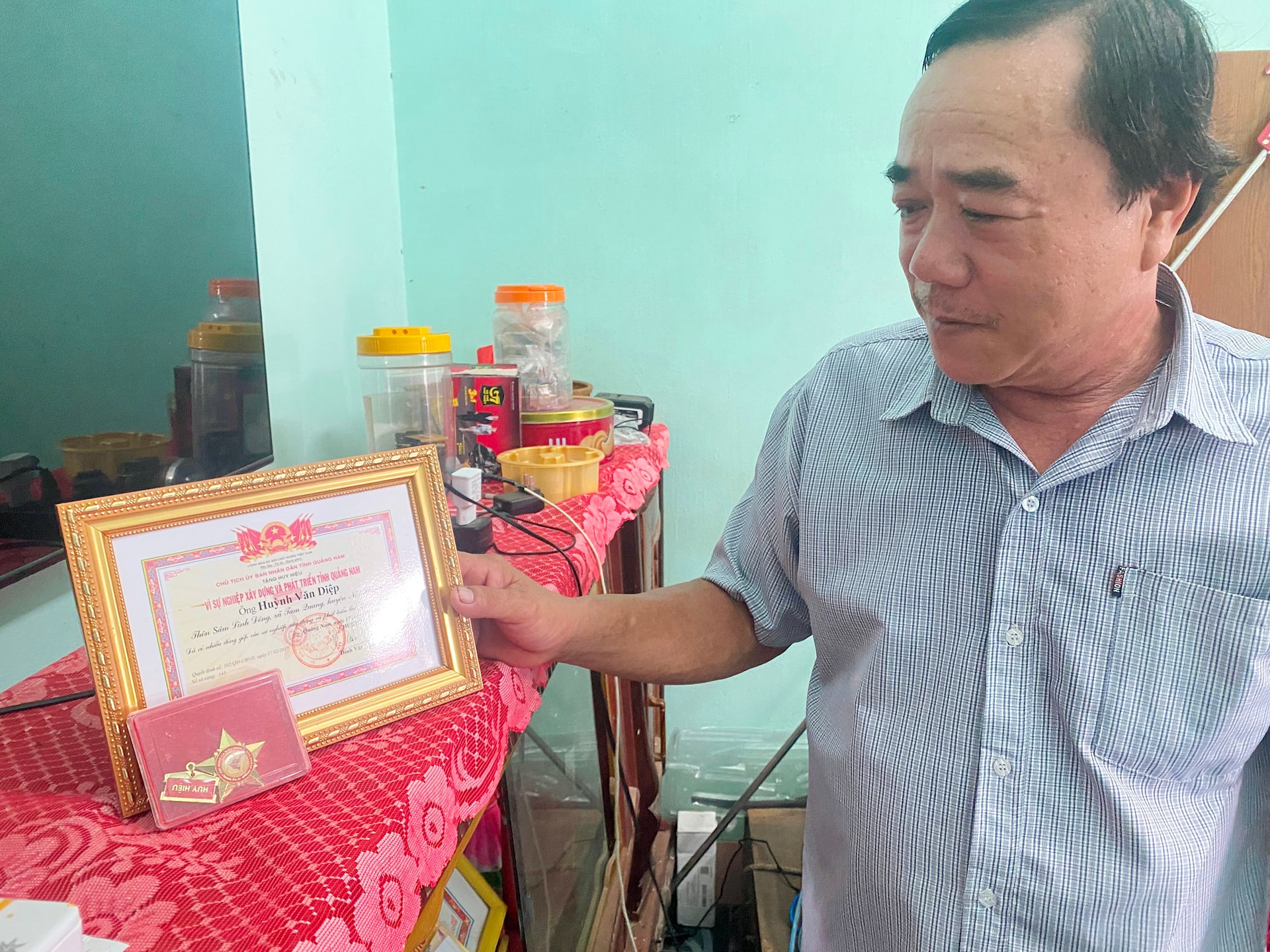 Ngư dân Huỳnh Văn Diệp với huy hiệu, thành tích vươn khơi bám biển được Chủ tịch UBND tỉnh tặng giai đoạn biển còn... hào phóng.Ảnh: C.P