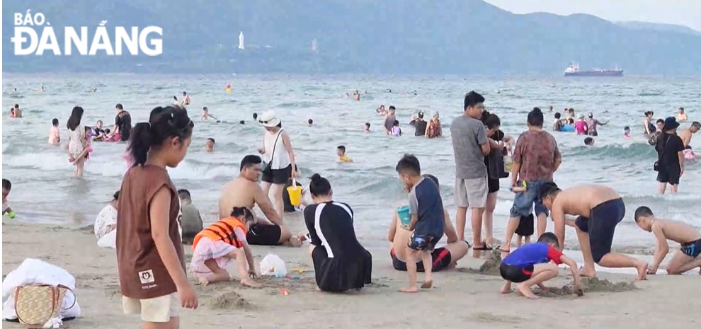 Nắng nóng, người dân và du khách tại Đà Nẵng chọn ra biển giải nhiệt