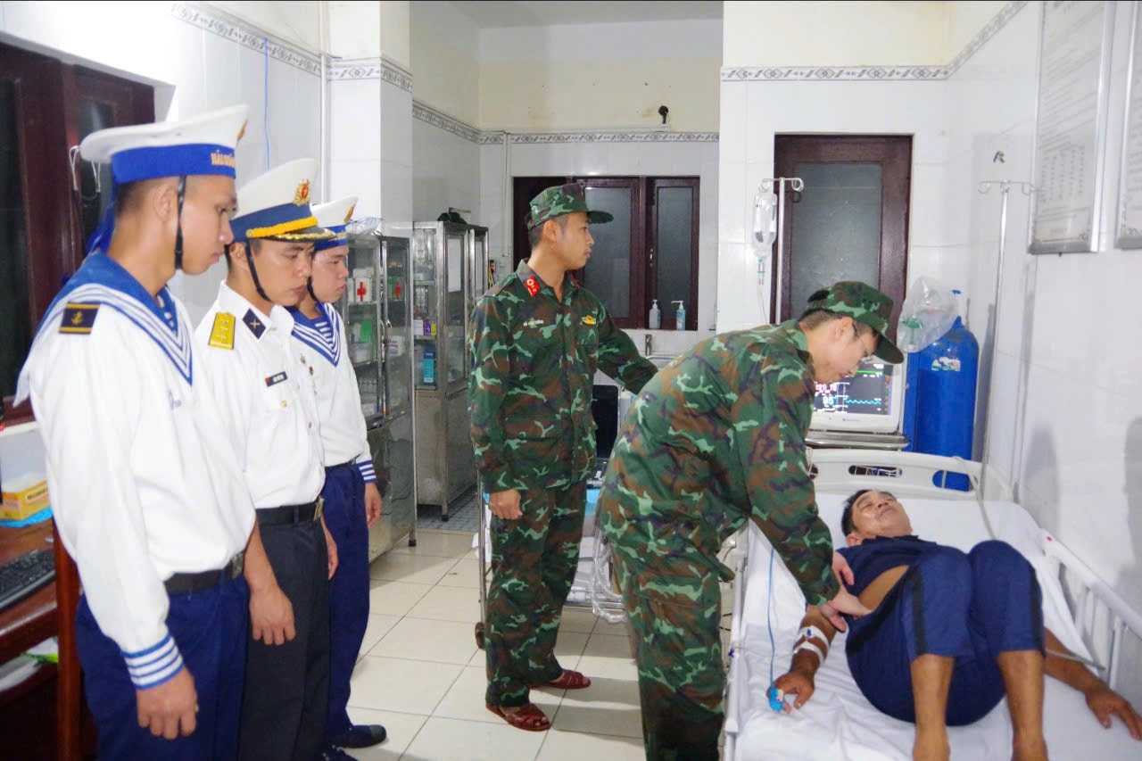 Kíp trực y bác sĩ đảo Trường Sa cấp cứu ngư dân Trần Công Nhanh