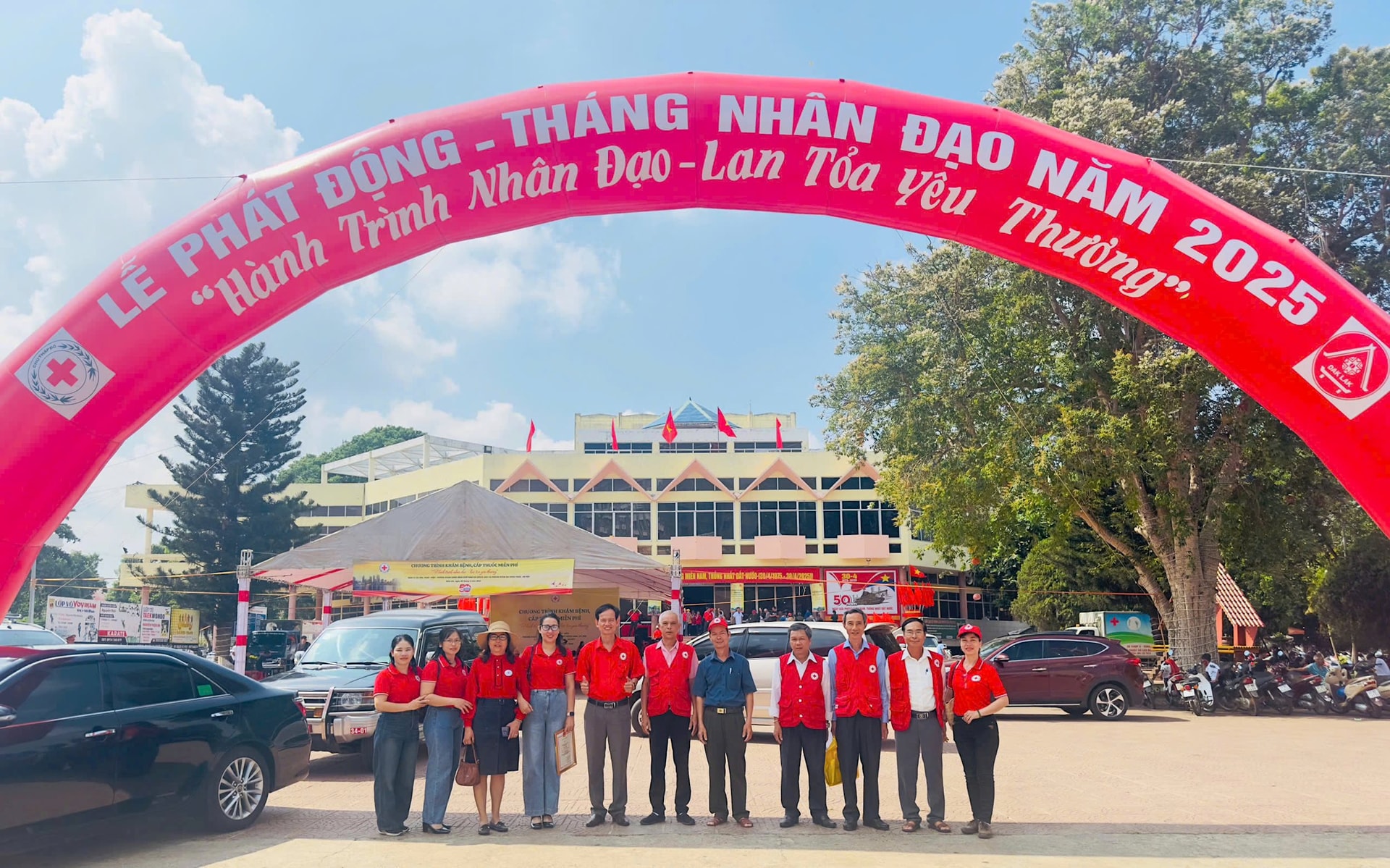Đoàn công tác của Hội CTĐ tỉnh tham gia các hoạt động trong khuôn khổ lễ phát động Tháng Nhân đạo 2025 do Trung ương Hội CTĐ Việt Nam tổ chức tại tỉnh Đắk Lắk. Ảnh: Hội CTĐ tỉnh.