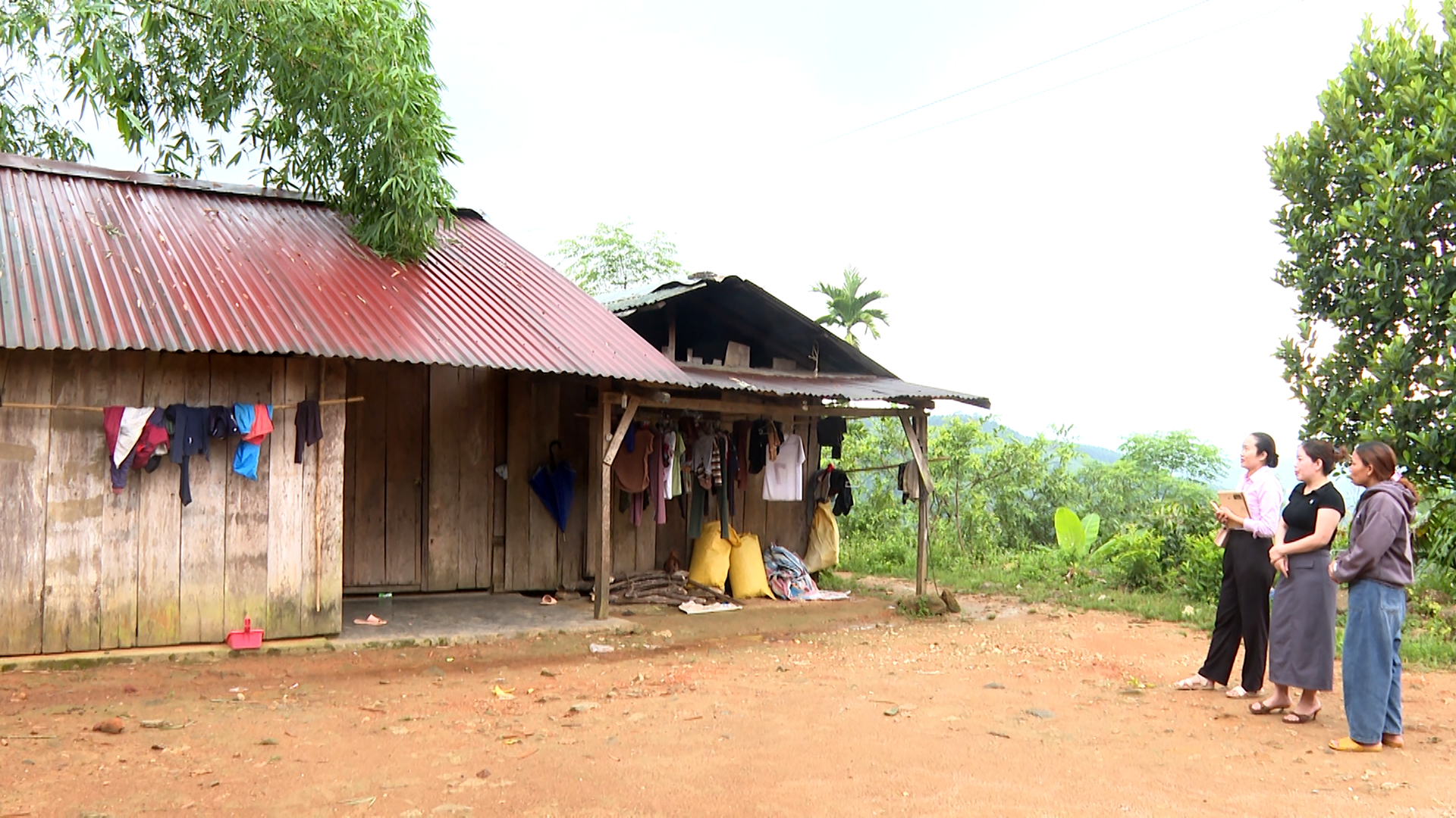Anh 5 - CAN BO NHCSXH BAC TRA MY CUNG TO TK&VV PHU NU THAM DINH HOAN CANH GIA DINH XOA NHA TAM