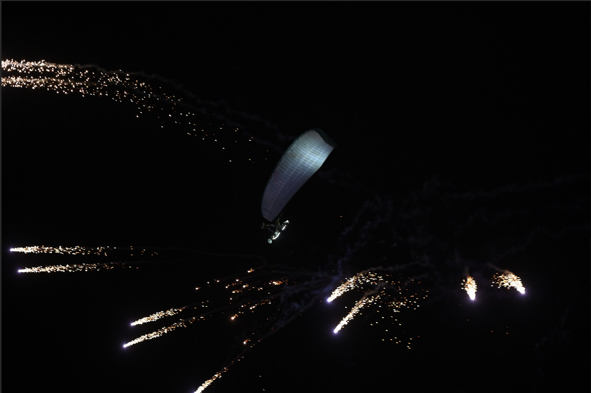 Màn trình diễn dù lượn hỏa thuật ngoạn mục, mang đến những khoảnh khắc mãn nhãn cho khán giả.