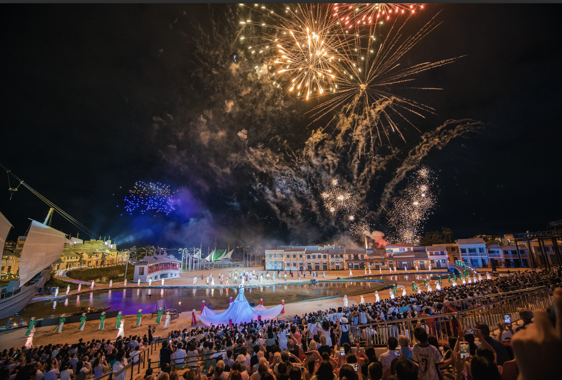 Màn pháo hoa 6 phút kết thúc đêm diễn, nối dài cảm xúc từ sân khấu đến bầu trời, mở ra một mùa hè rực rỡ tại miền di sản.