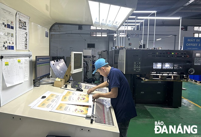 Các ngành, địa phương tích cực tháo gỡ khó khăn để đẩy nhanh tiến độ xây dựng, hình thành các khu công nghiệp, cụm công nghiệp mới. Trong ảnh: Hoạt động sản xuất của Công ty TNHH In Trùng Khoa (Khu Công nghiệp Đà Nẵng, quận Sơn Trà). Ảnh: M.QUẾ