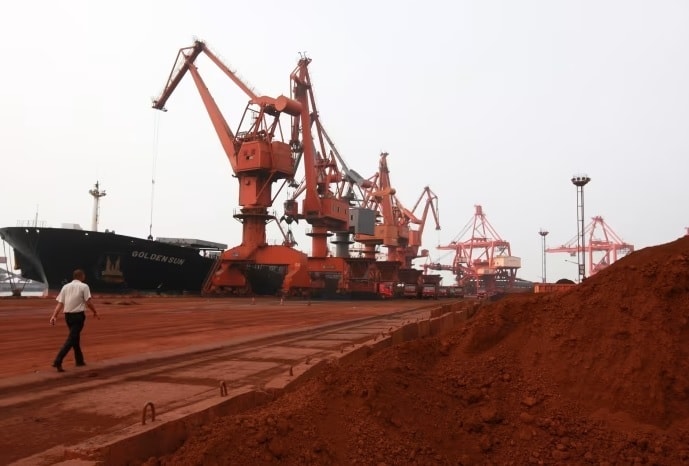 Xe chuyên dụng xúc đất chứa đất hiếm để đưa lên tàu ở miền đông Trung Quốc. Ảnh: AFP/Getty Images