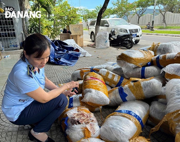 Lô hàng mực khô có dấu hiệu hỏng, nấm mốc. Ảnh: QLTT
