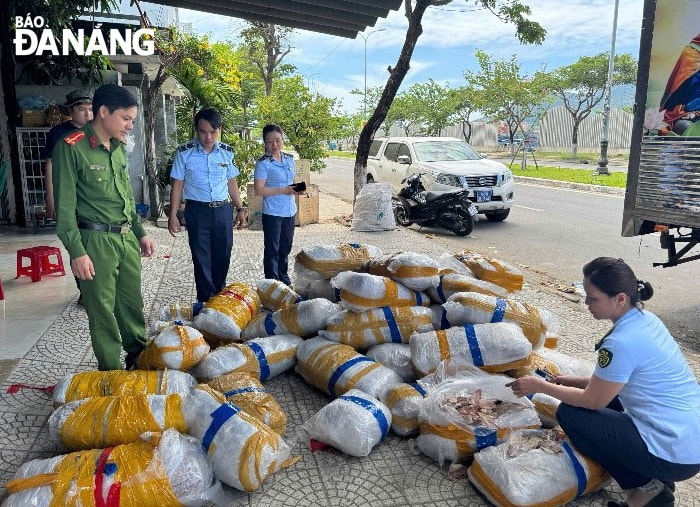 Đoàn kiểm tra đã tiến hành lập biên bản, tạm giữ lô hàng để phục vụ công tác điều tra và xác minh chủ sở hữu