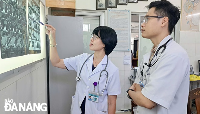 Các bác sĩ Bệnh viện Đà Nẵng trao đổi chuyên môn trong quá trình điều trị. 