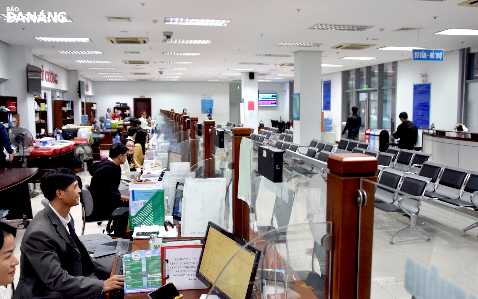 Thực hiện dịch vụ hành chính công tại Trung tâm Hành chính thành phố Đà Nẵng. 